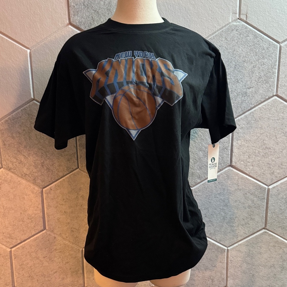 NY Knicks NBA - Black Graphic Tee with Bold Design